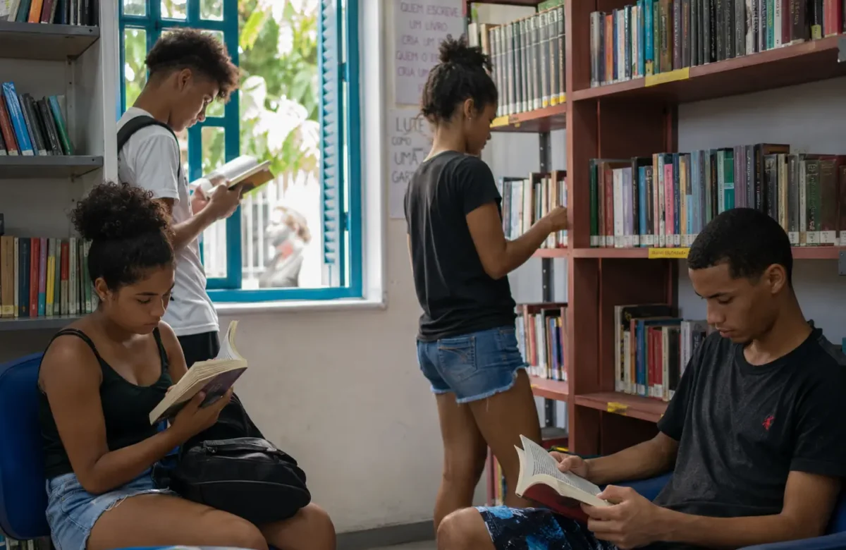 Bibliotecas e espaços culturais aproximam jovens da leitura