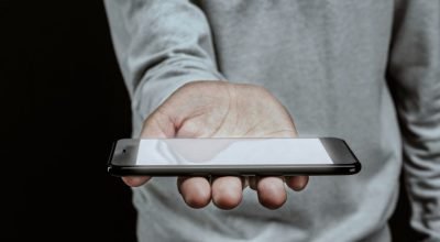 homem_segurando_smartphone_com_uma_tela_branca-209951.jpg